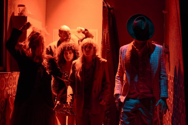 In Schwebe-In Limbo_Theater an der Glocksee_©Leona Ohsiek-16.JPG