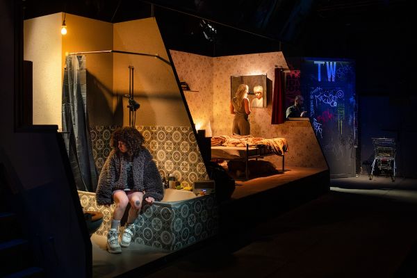 In Schwebe-In Limbo_Theater an der Glocksee_©Leona Ohsiek-5.JPG